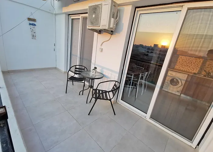 Must - Finikoudes ラルナカ