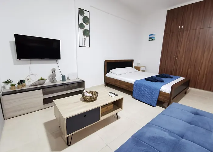 Must - Finikoudes ラルナカ