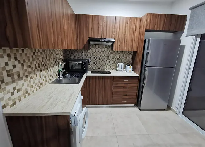 Must - Finikoudes ラルナカ