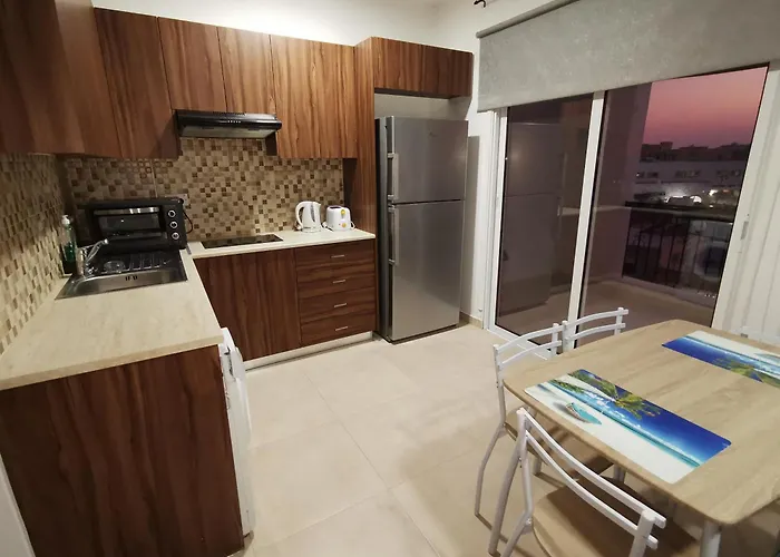 Must - Finikoudes * ラルナカ